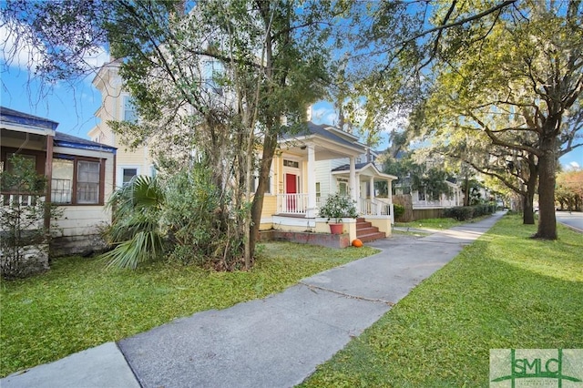 view of front of property featuring a front yard and covered porch