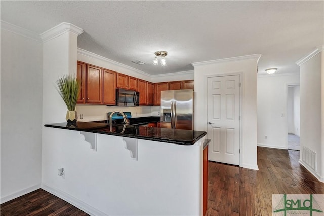 kitchen featuring a breakfast bar, dark wood-style flooring, ornamental molding, a peninsula, and stainless steel fridge with ice dispenser