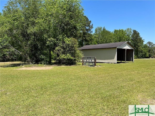 view of yard featuring an outbuilding