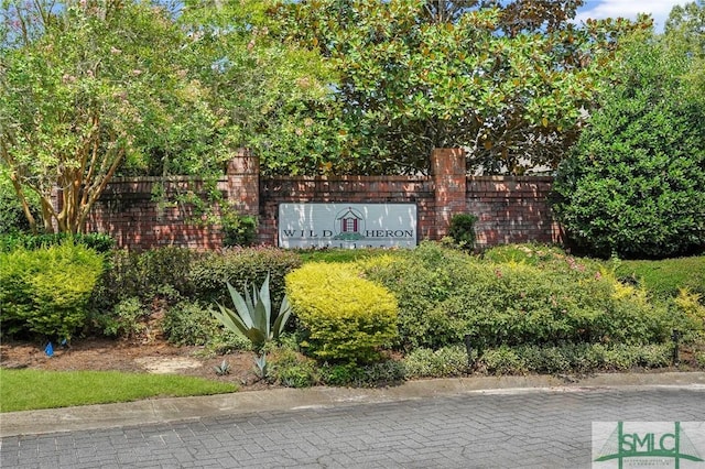 view of community / neighborhood sign