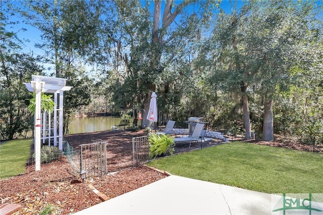 view of yard featuring a water view