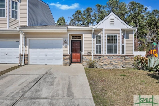 view of front facade featuring a garage, driveway, and a front yard