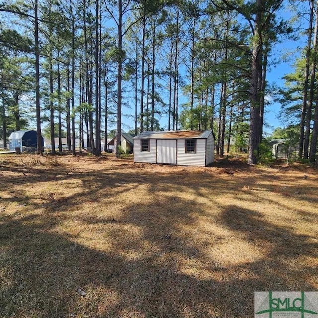 view of yard with an outbuilding