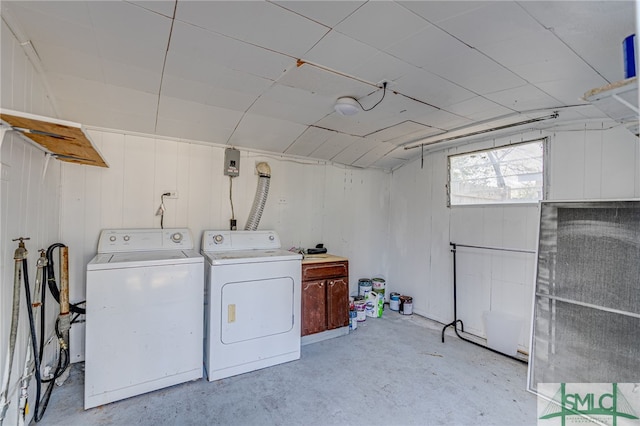 washroom featuring cabinet space and washing machine and clothes dryer