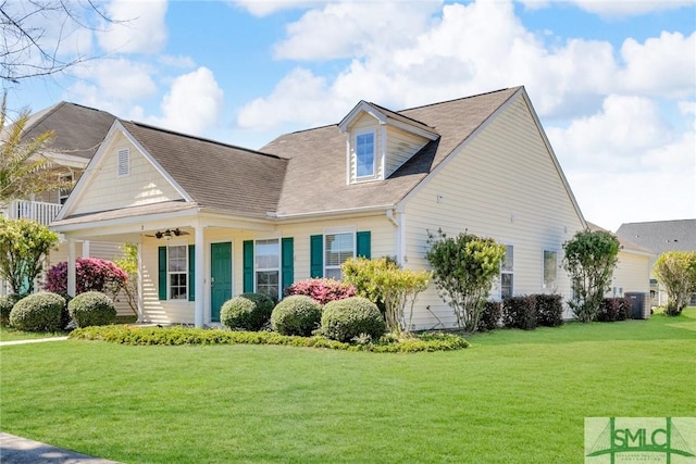 view of front of property featuring a ceiling fan and a front yard