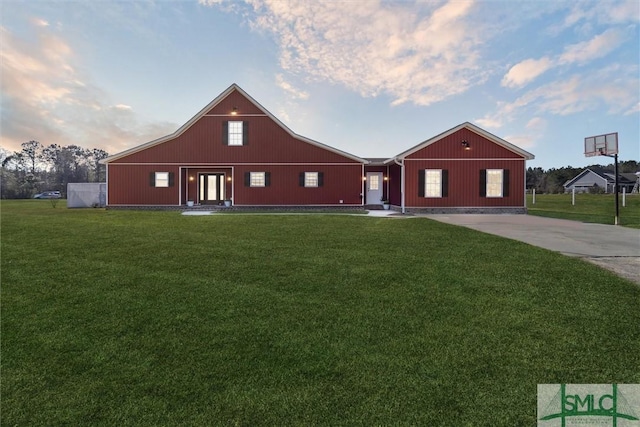 view of front of property with a front lawn