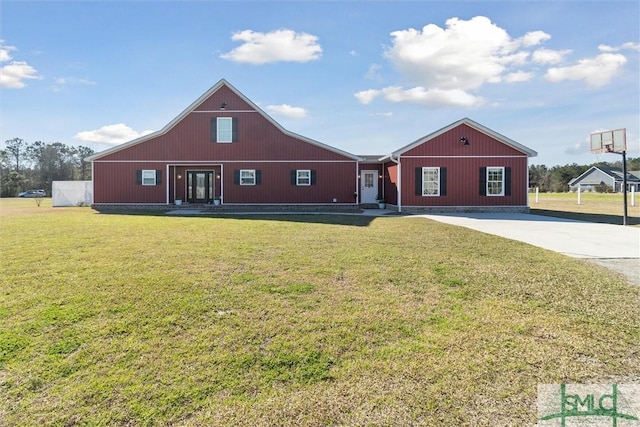 view of front of home featuring a front lawn