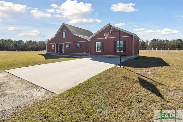 view of front of home with a front yard, an outdoor structure, and a barn