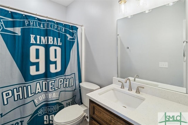 full bath with toilet, a shower with shower curtain, and vanity