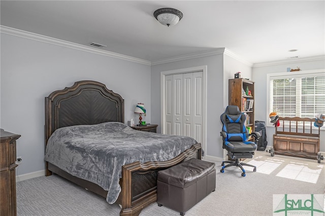 bedroom featuring visible vents, baseboards, ornamental molding, carpet floors, and a closet