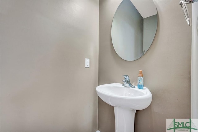 bathroom featuring a sink