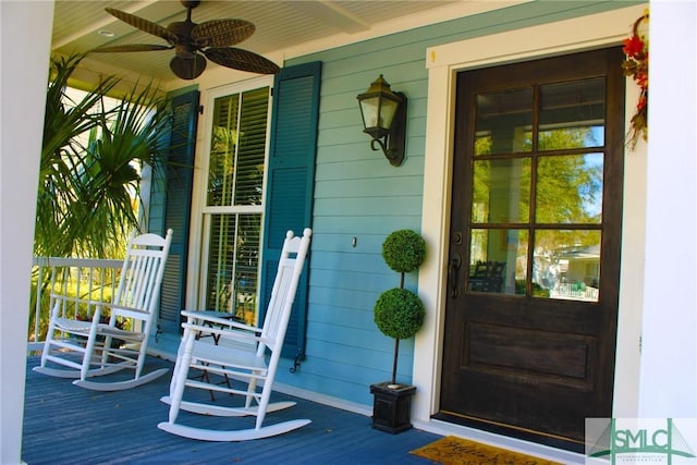 view of exterior entry featuring covered porch and a ceiling fan