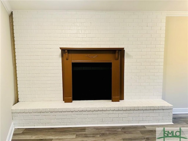 room details with ornamental molding, baseboards, and wood finished floors