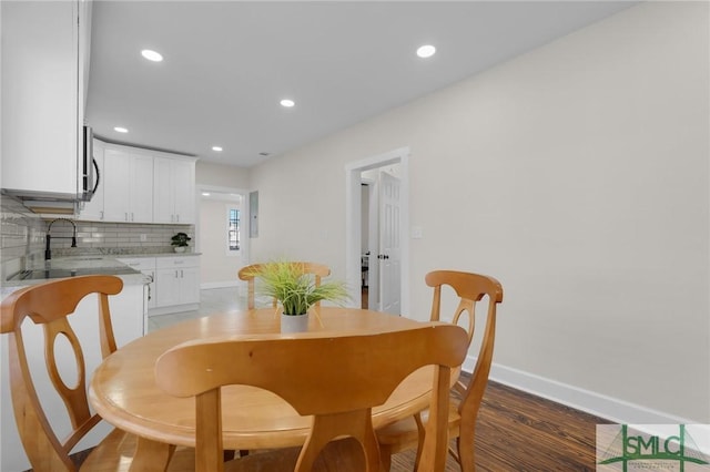 dining area featuring light wood finished floors, recessed lighting, and baseboards