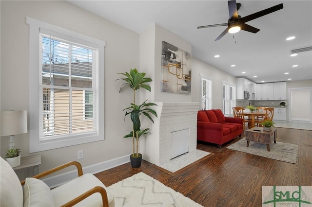 living area with recessed lighting, baseboards, wood finished floors, and ceiling fan