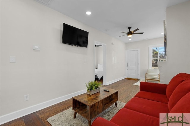 living area featuring recessed lighting, baseboards, wood finished floors, and ceiling fan