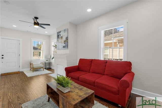 living room with recessed lighting, a healthy amount of sunlight, baseboards, and wood finished floors