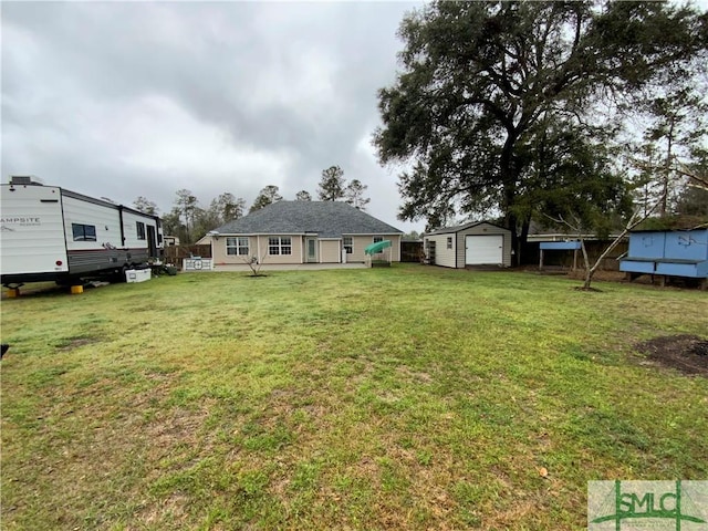 view of yard featuring a garage and an outdoor structure