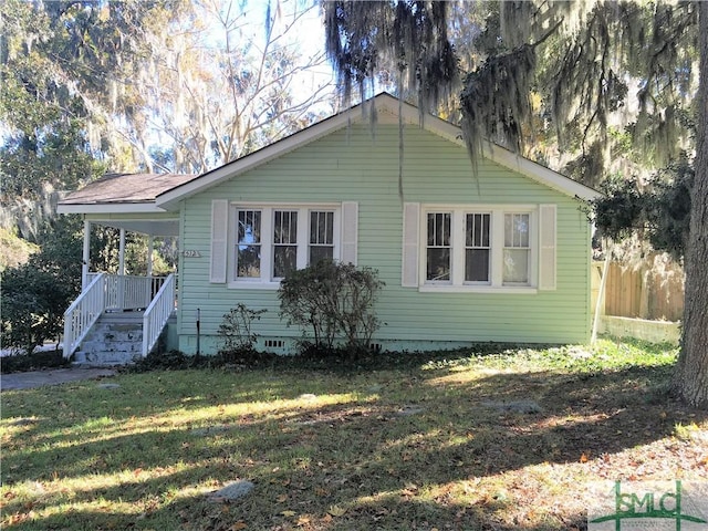 view of front of home featuring a front lawn, a porch, and fence