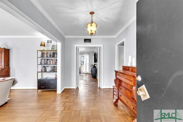 foyer entrance with visible vents, baseboards, a notable chandelier, and crown molding