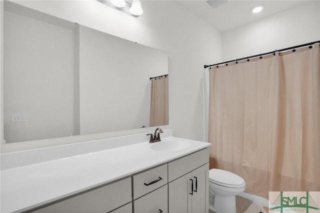 full bathroom with recessed lighting, curtained shower, toilet, and vanity