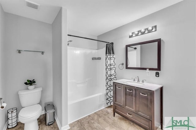 bathroom with visible vents, toilet, shower / tub combo with curtain, baseboards, and vanity