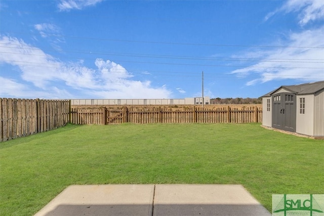 view of yard with an outdoor structure, a storage unit, and a fenced backyard