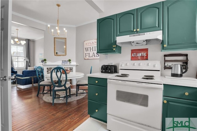 kitchen featuring crown molding, under cabinet range hood, light countertops, electric stove, and an inviting chandelier