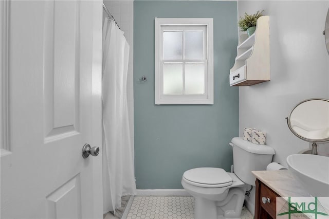 full bathroom with tile patterned floors, toilet, a shower with shower curtain, baseboards, and vanity