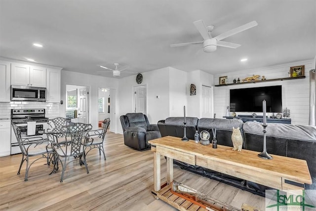 living room featuring recessed lighting, light wood finished floors, and ceiling fan