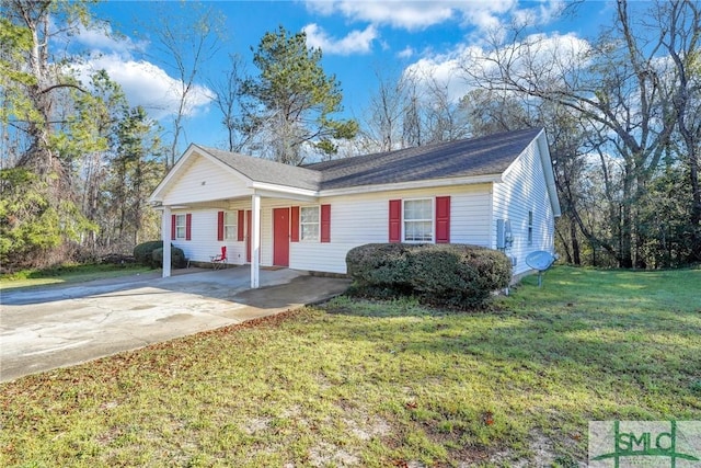 view of front facade with driveway and a front yard