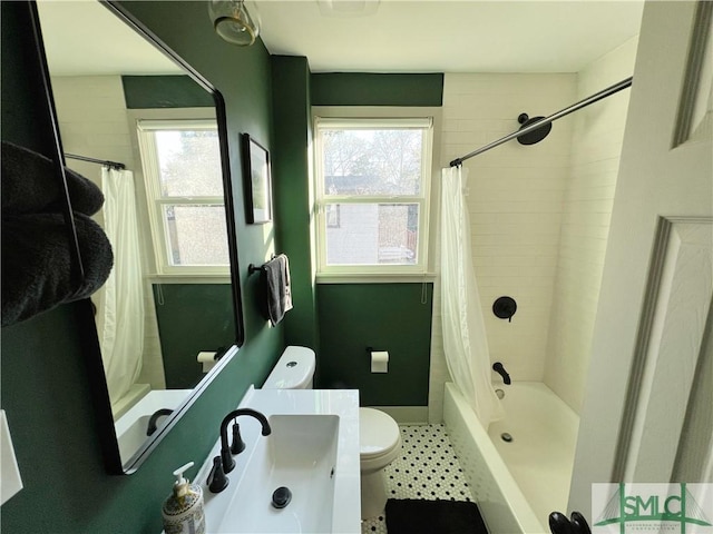 full bath with vanity, toilet, baseboards, and shower / bath combo with shower curtain