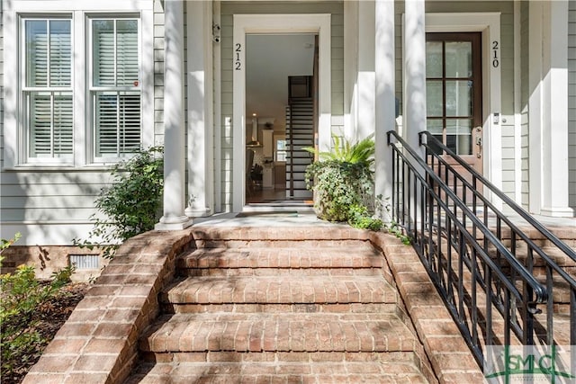 property entrance featuring crawl space