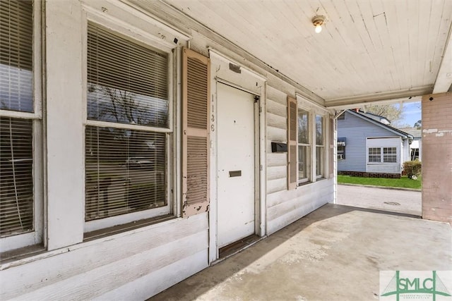 property entrance with covered porch