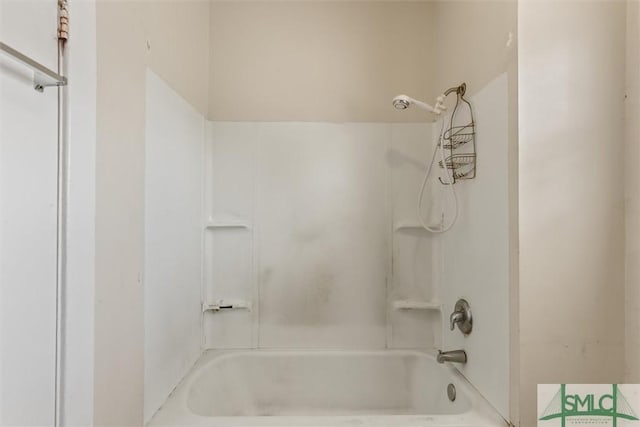 bathroom with washtub / shower combination