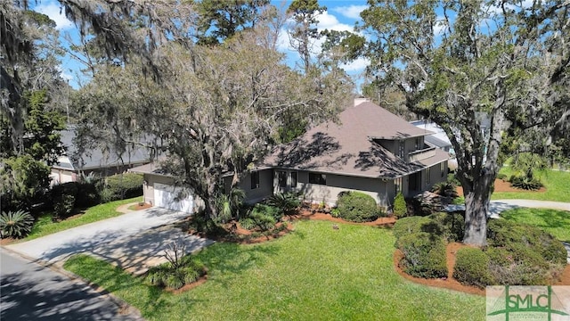 view of front facade featuring a garage, driveway, a front yard, and stucco siding