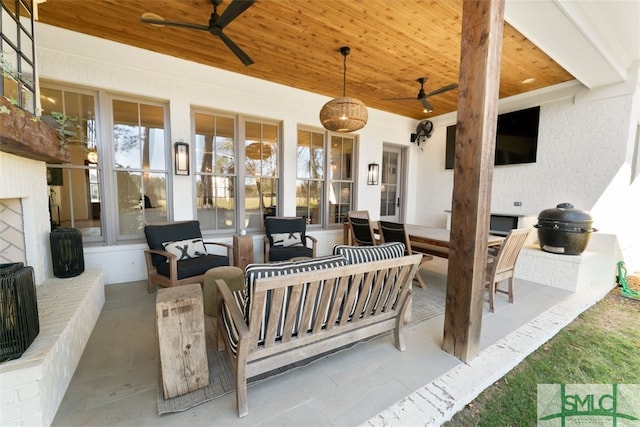 view of patio featuring outdoor lounge area and a ceiling fan