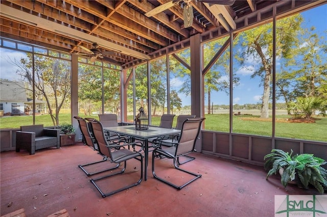 sunroom with ceiling fan