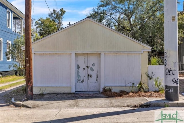 view of detached garage