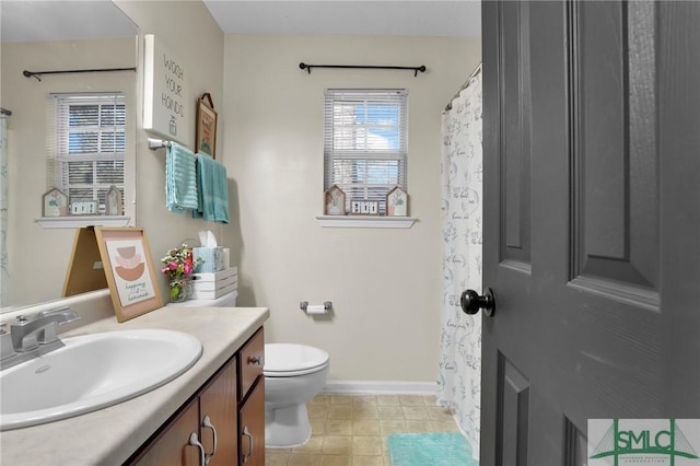 full bathroom featuring a shower with curtain, baseboards, toilet, and vanity