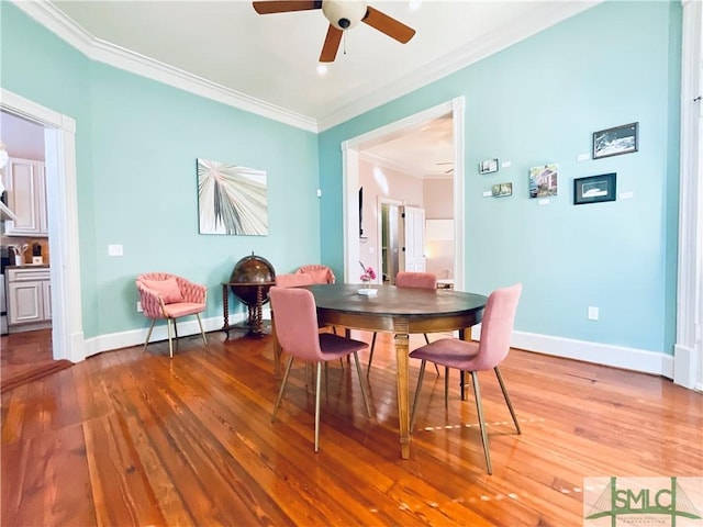 dining room with light wood-type flooring, baseboards, a ceiling fan, and crown molding