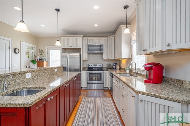 kitchen featuring a sink, stainless steel appliances, dark wood-style flooring, and crown molding