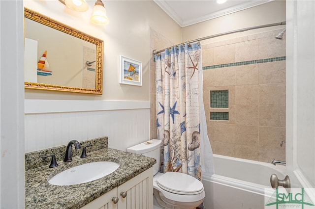 full bath featuring vanity, ornamental molding, shower / bath combo with shower curtain, wainscoting, and toilet