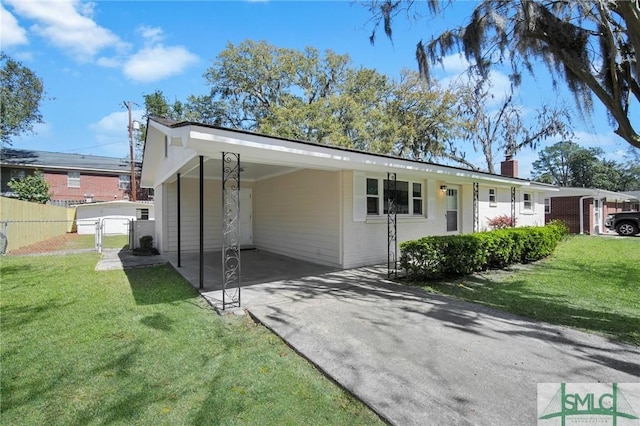 view of front of house featuring fence, a carport, a front yard, and a gate