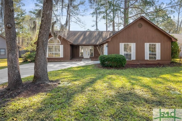 view of front of property featuring driveway and a front yard