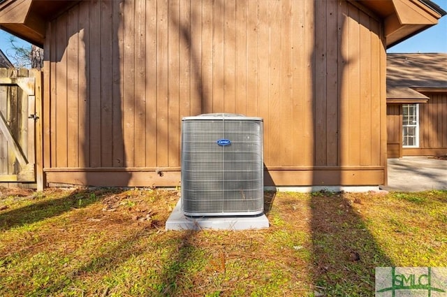 details featuring central air condition unit and roof with shingles