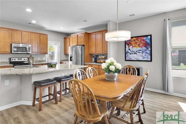 dining room featuring recessed lighting, visible vents, light wood finished floors, and baseboards