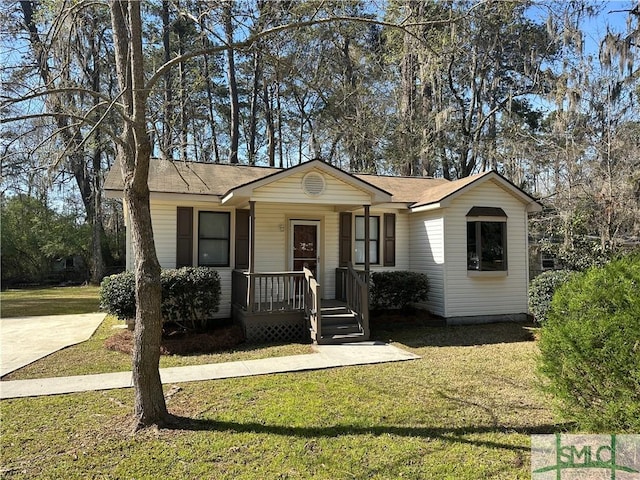 view of front of home featuring a front lawn