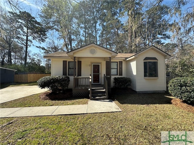 view of front facade featuring a porch, a front lawn, and fence