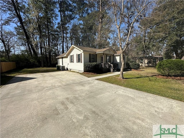 view of front of home featuring a porch, driveway, a front yard, and fence